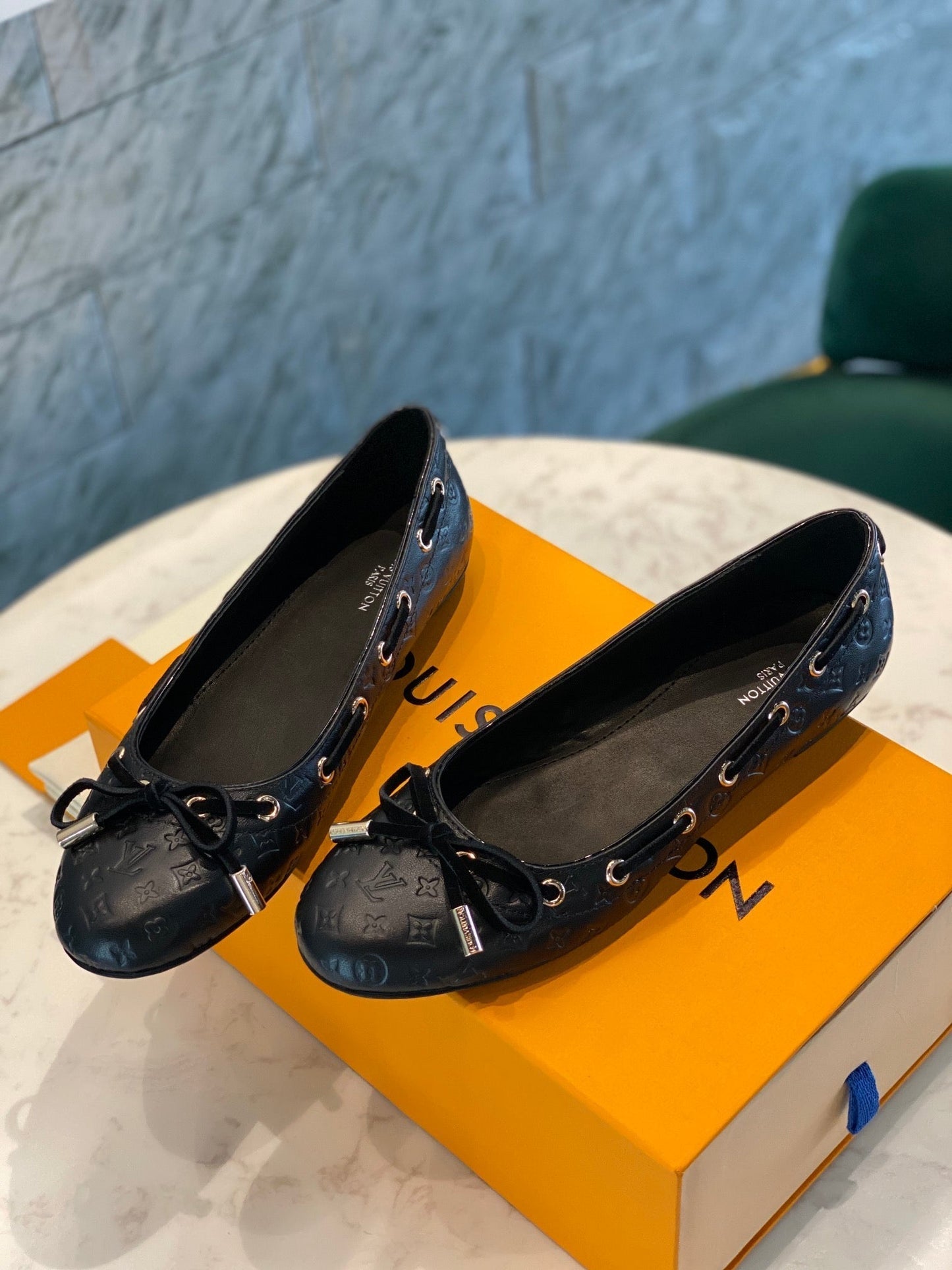 LV WOMEN'S BALLET FLAT IN BLACK EMBOSSED CALFSKIN WITH BOW