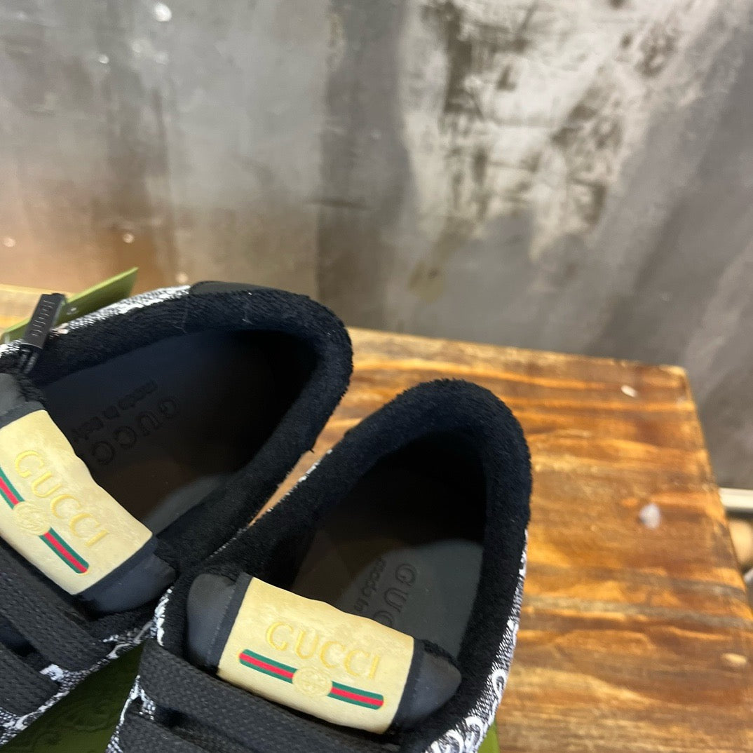 GUC Sneakers