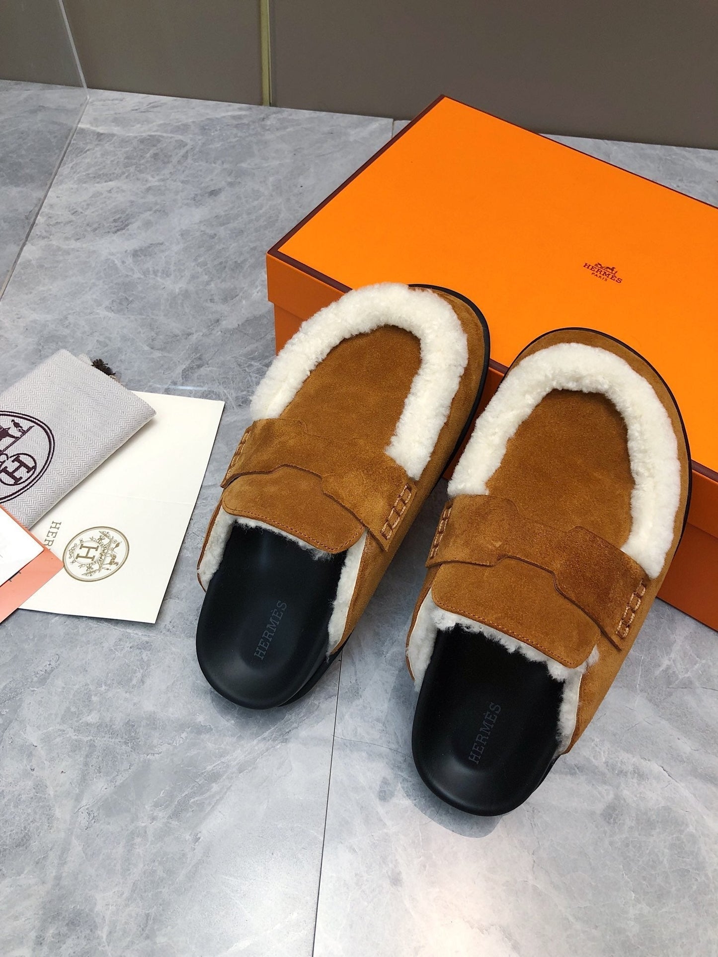 GO MULE IN BRONZE BROWN SUEDE ATTACH WHITE FLEECE