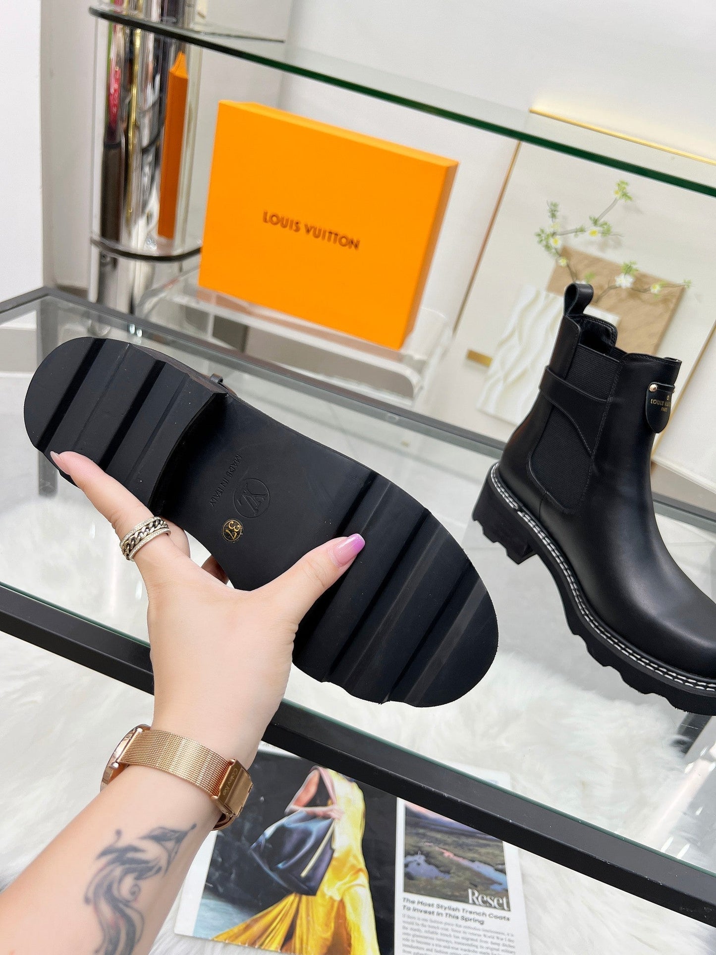 LV WOMEN'S SHORT BOOTS IN BLACK CALFSKIN