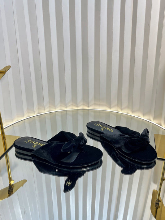 LACE SANDALS IN BLACK VELVET