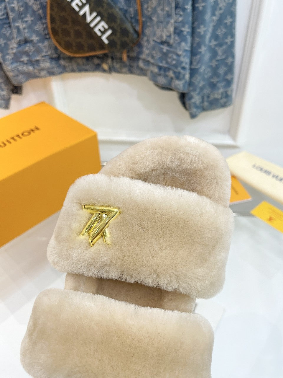 HALF MULE SLIPPERS IN CAMEL BEIGE FLEECE FEATURING METALLIC LOGO