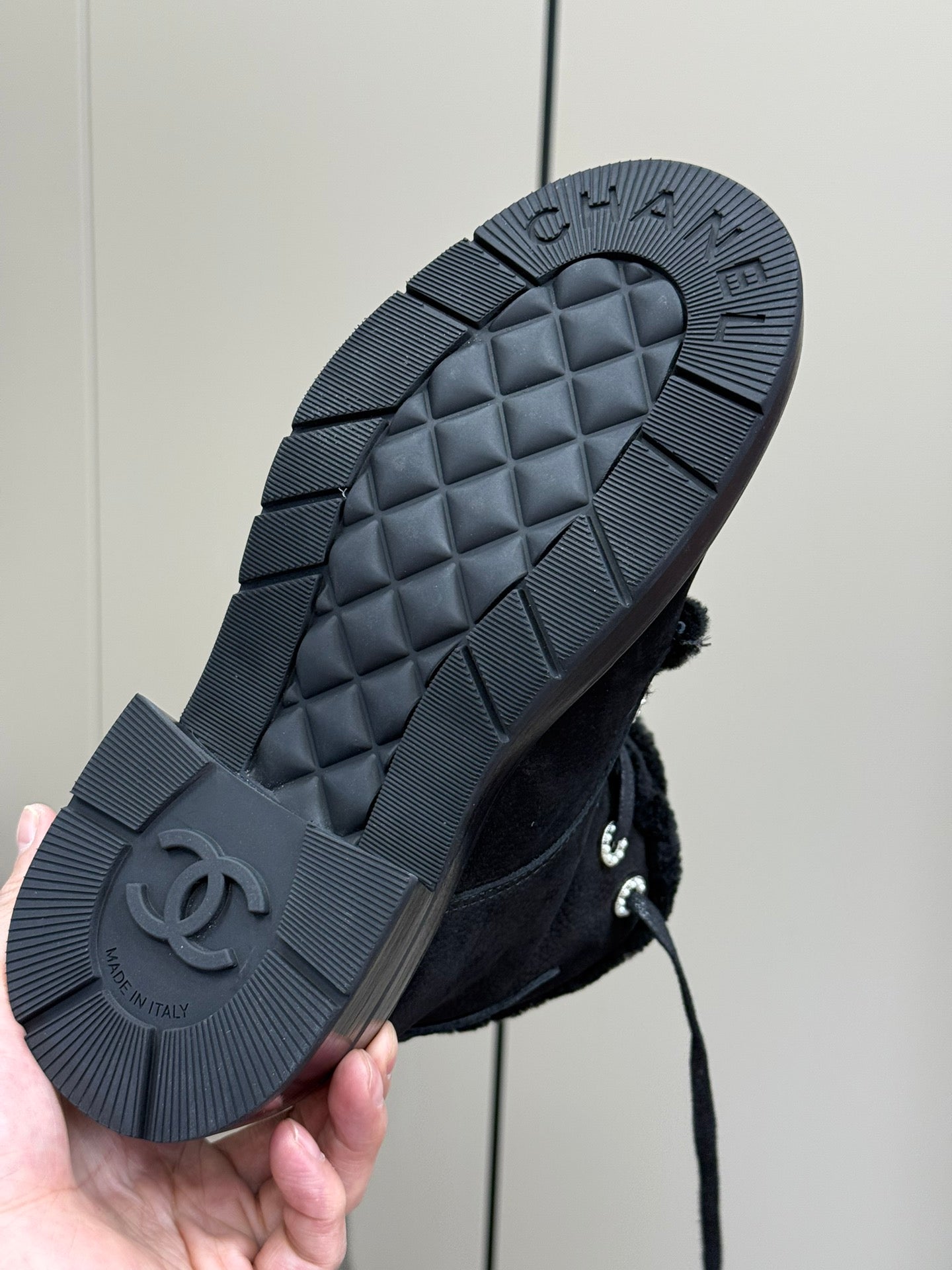 SHORT BOOTS IN BLACK GRAIN PEBBLE CALFSKIN