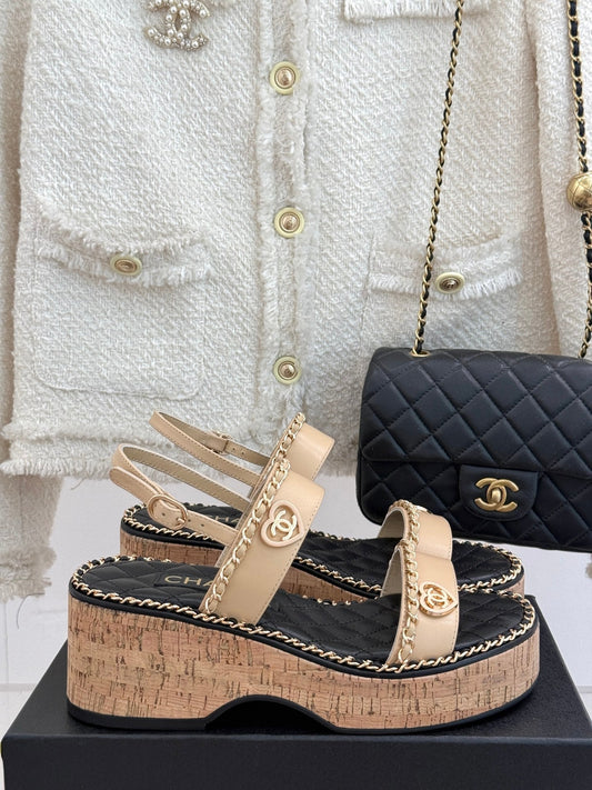 THICK-SOLED CHAIN HEART SANDAL IN BISQUE BEIGE LAMBSKIN