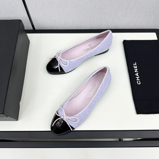 BALLET FLATS IN POWDER BLUE TWEED AND BLACK CALFSKIN