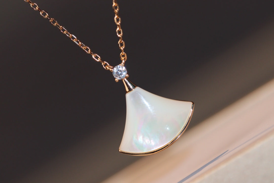 DREAM NECKLACE WHITE MOP 1 DIAMOND
