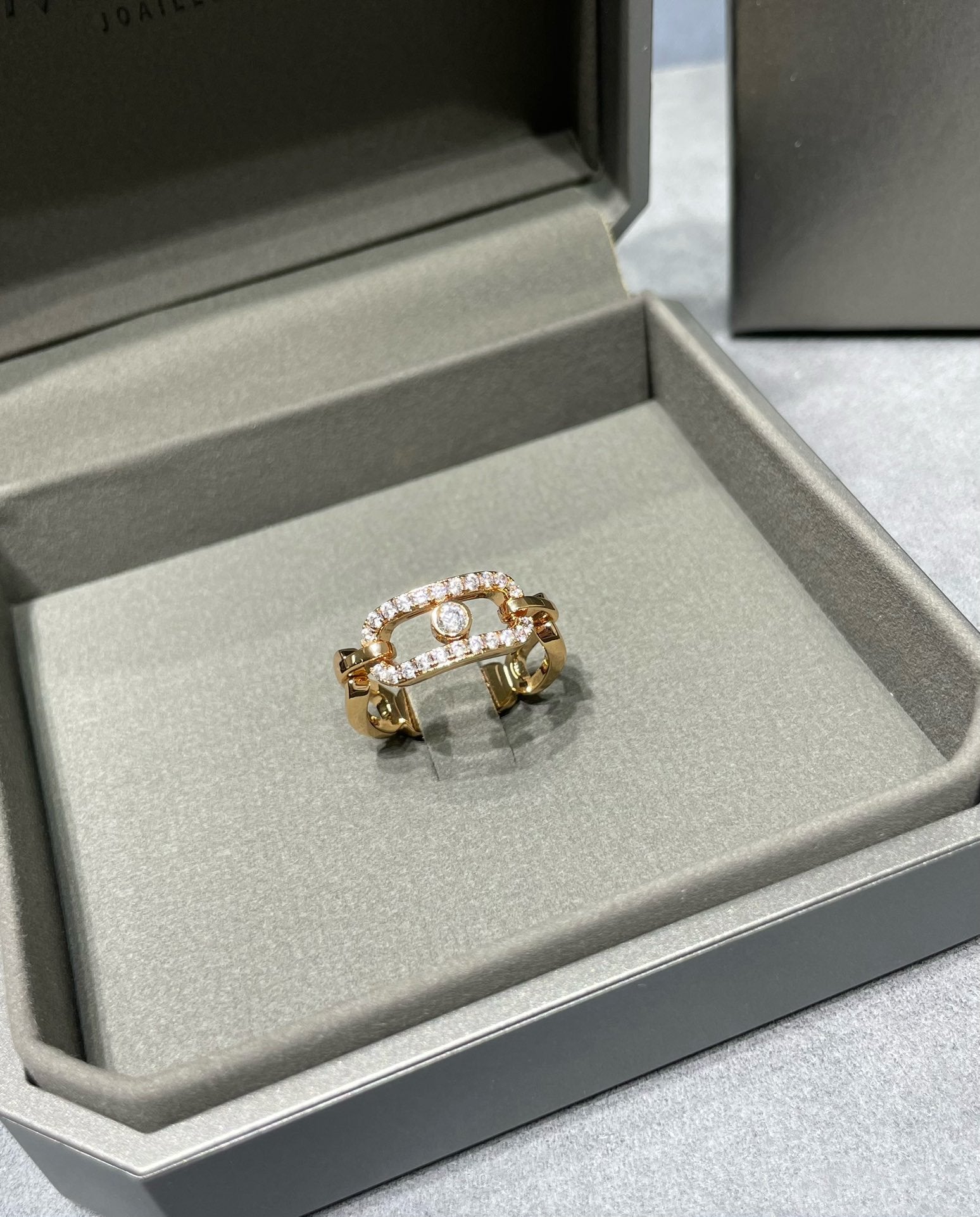 MOVE LINK DIAMOND PAVED RING