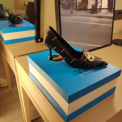 POINTED TOE PUMPS BLACK WITH LOGO PRINT SMOOTH CALFSKIN