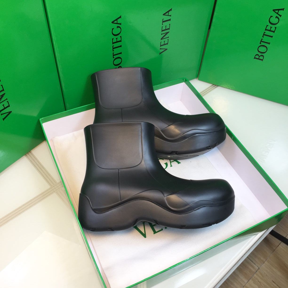 PUDDLE ANKLE BOOT IN BLACK RUBBER