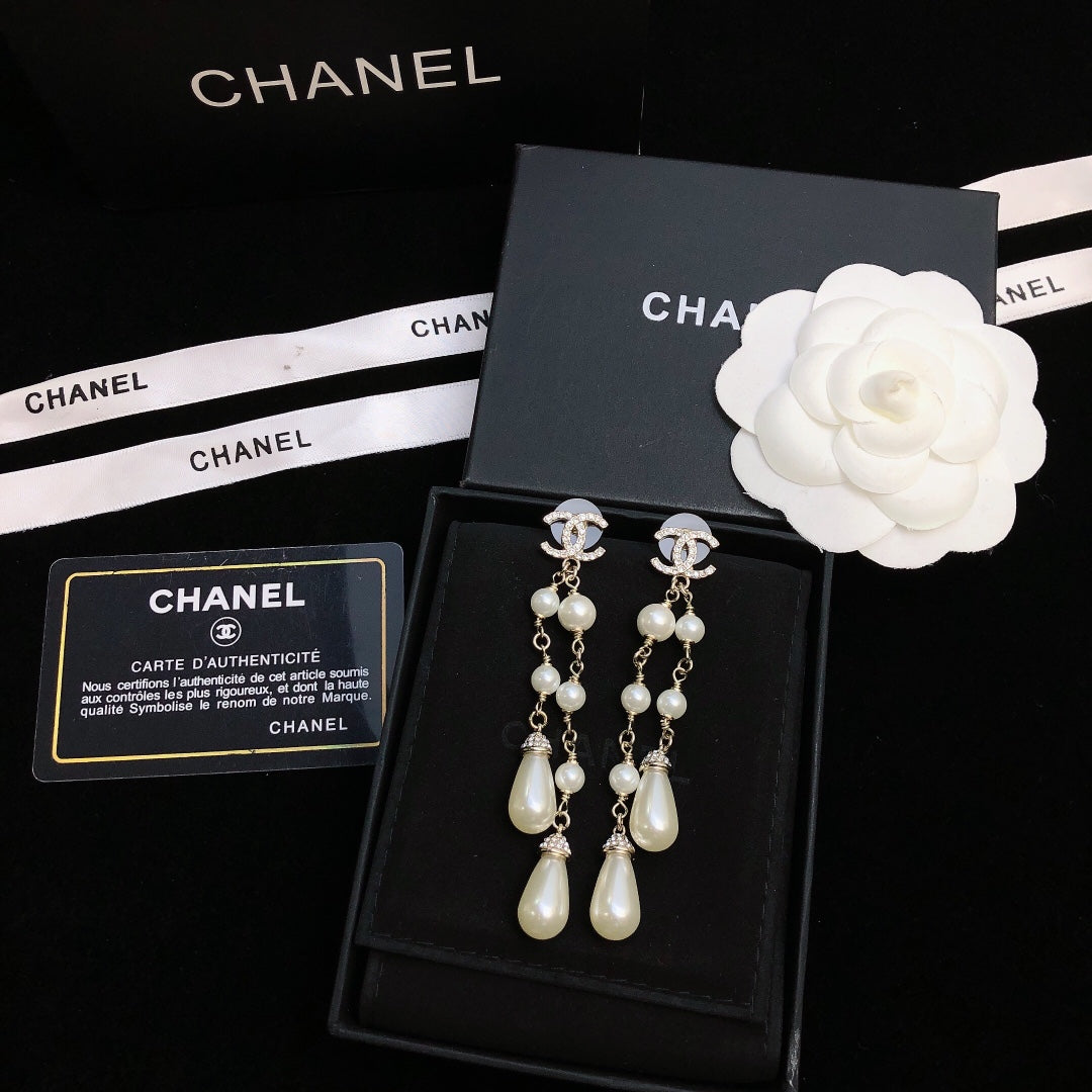 DOUBLE C EARRINGS IN GOLD METAL WITH TWO PEARL TASSELS