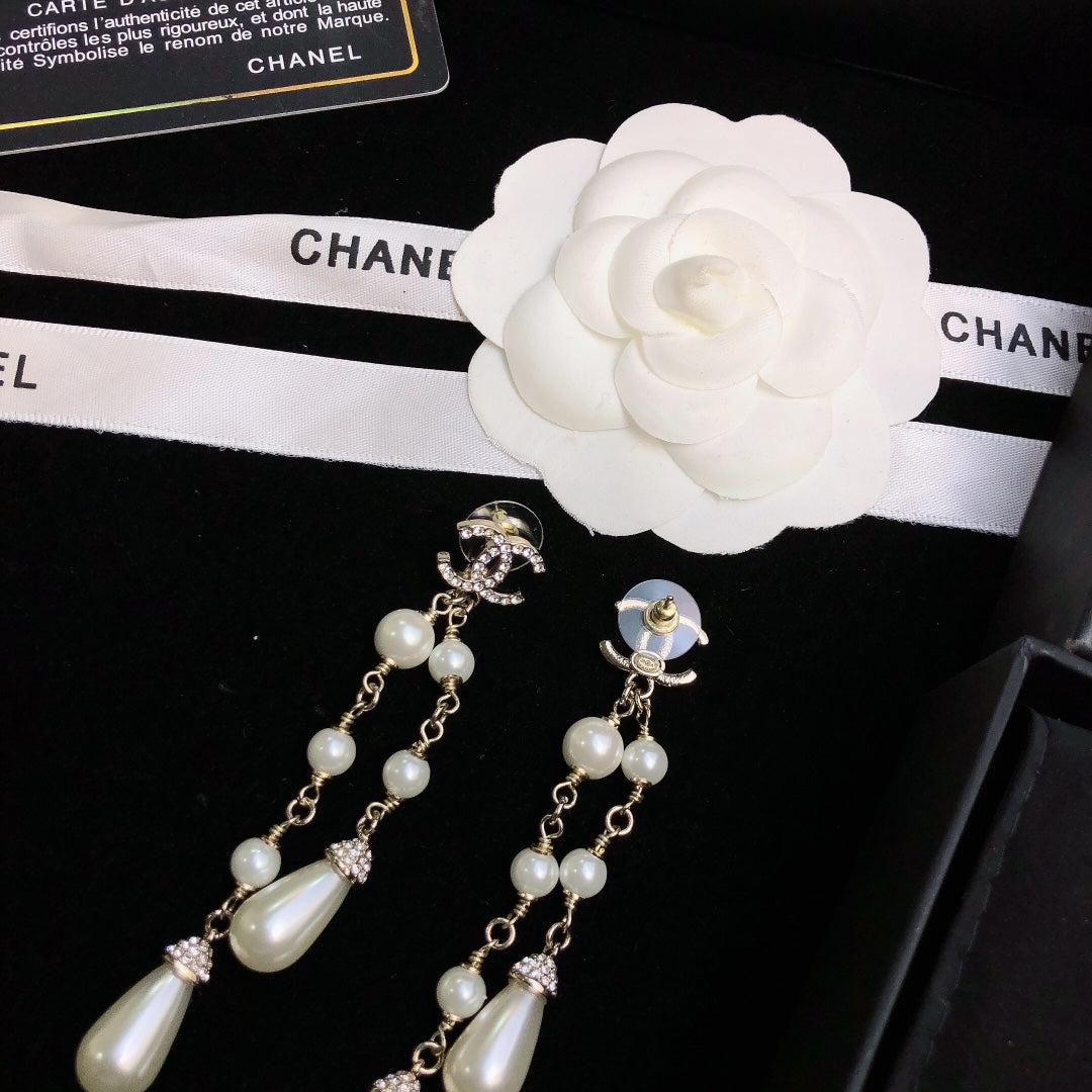 DOUBLE C EARRINGS IN GOLD METAL WITH TWO PEARL TASSELS