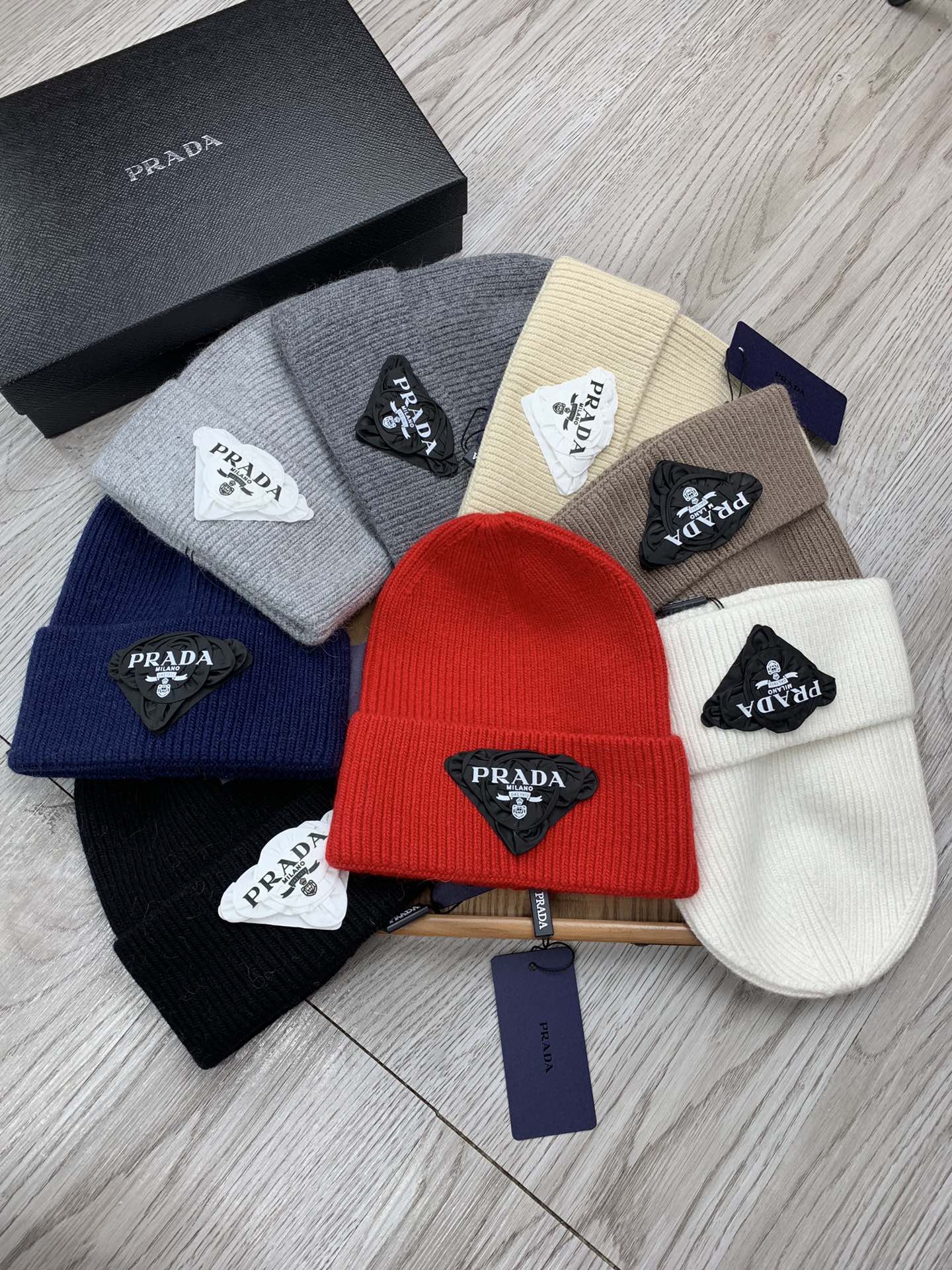 BEANIE HAT IN CHERRY RED WOOL 431358