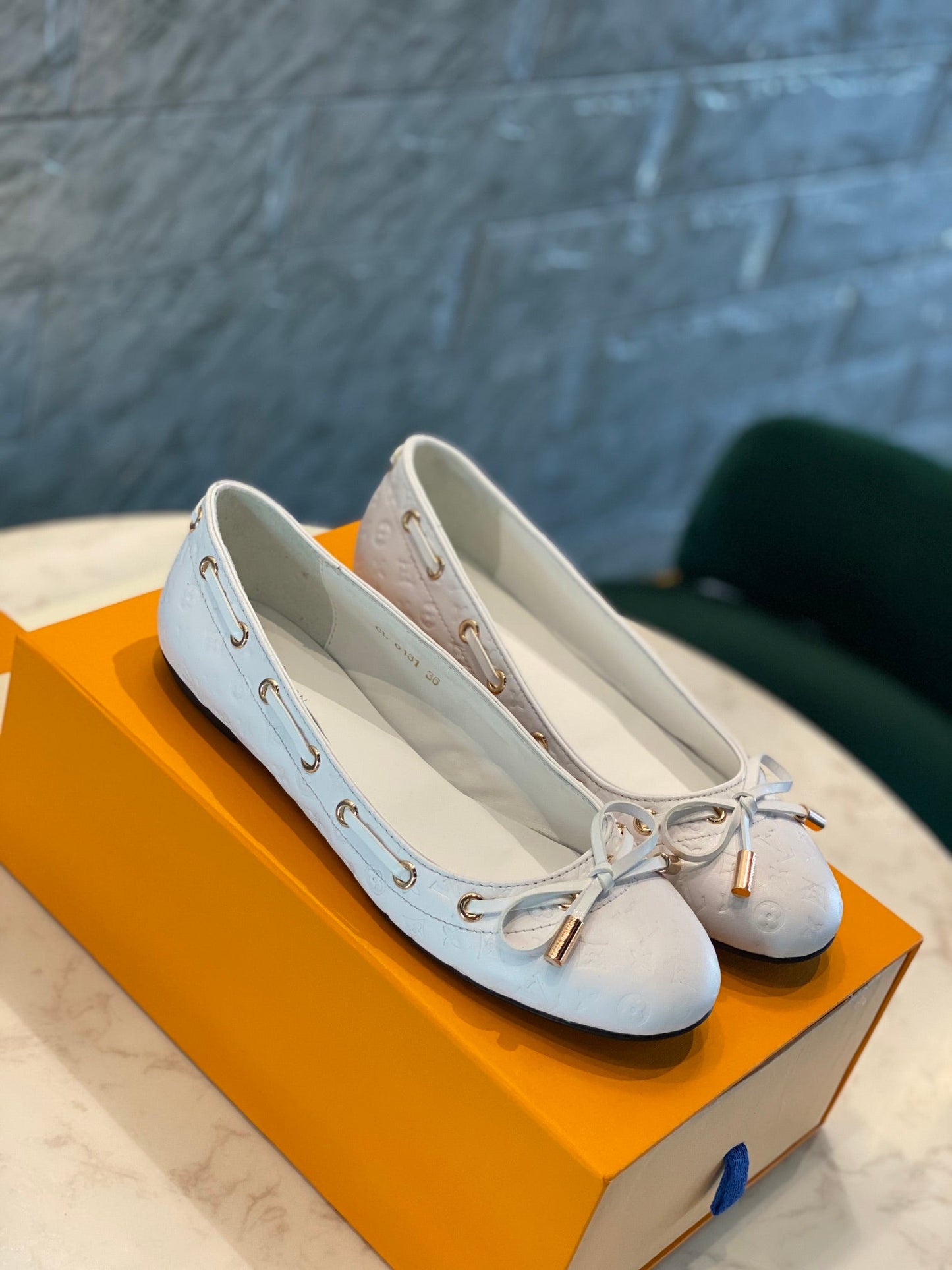 LV WOMEN'S BALLET FLAT IN WHITE EMBOSSED CALFSKIN WITH BOW