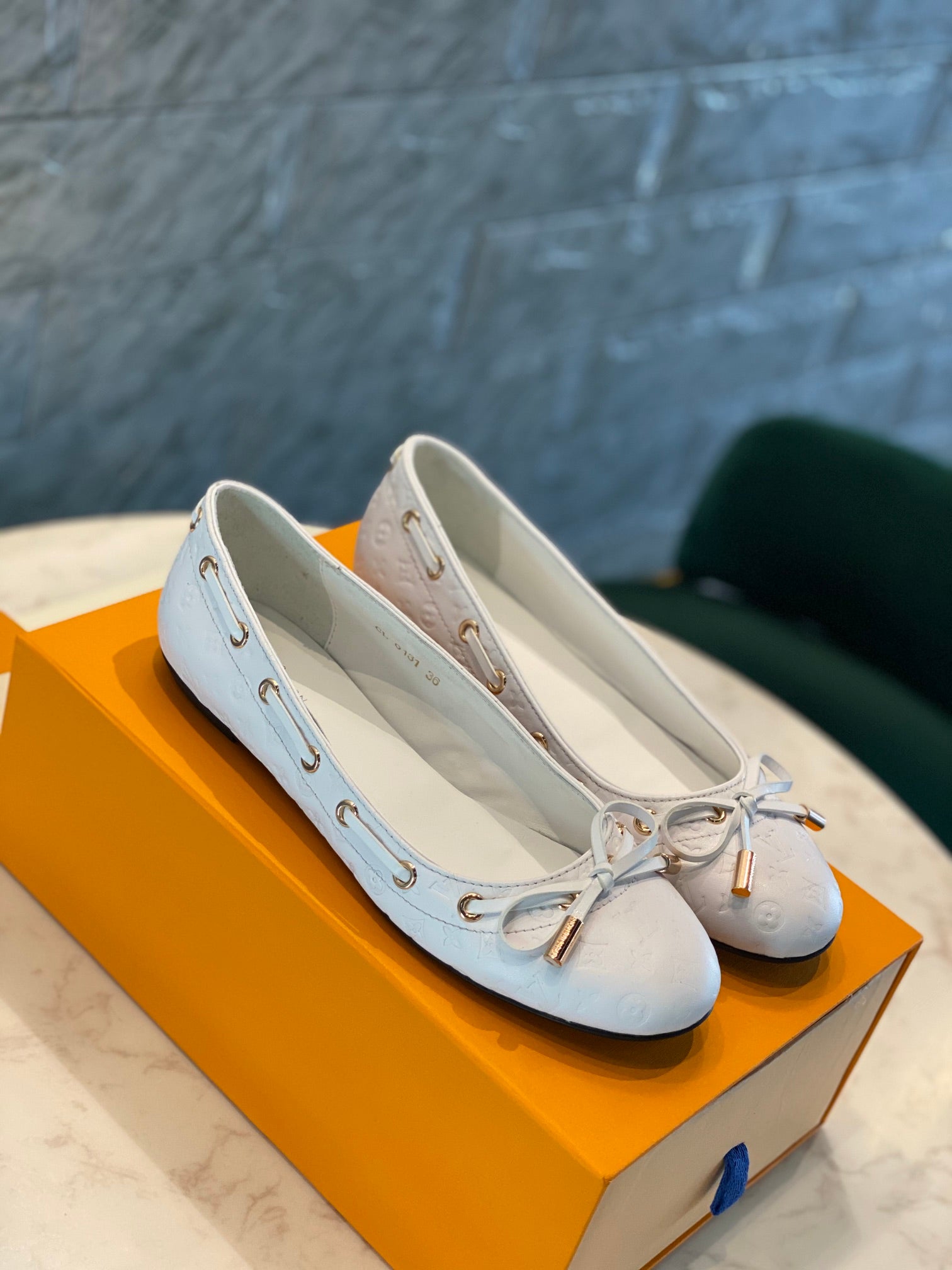 LV WOMEN'S BALLET FLAT IN WHITE EMBOSSED CALFSKIN WITH BOW