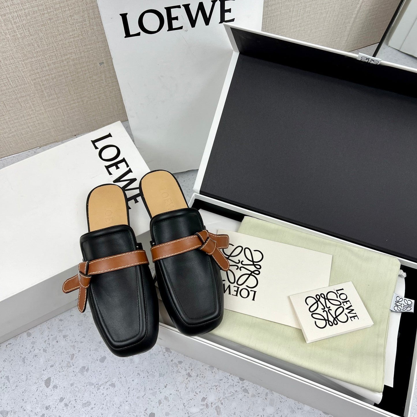 LW GATE BROWN BELTED MULE BLACK CALFSKIN