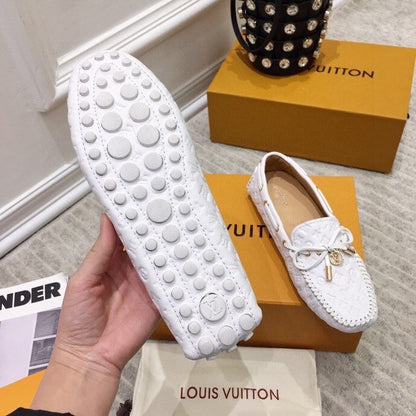 LV WOMEN'S DRIVER MOCCASIN IN WHITE EMBOSSED CALFSKIN