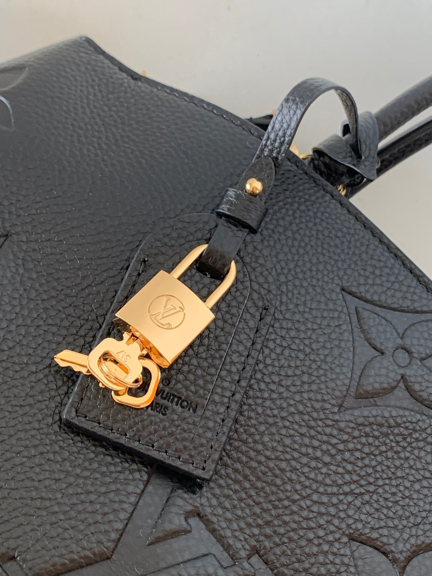 PETIT PALAIS PM LARGE SHOULDER BAG 34 IN BLACK EMBOSSED COWHIDE GOLD-TONE HARDWARE