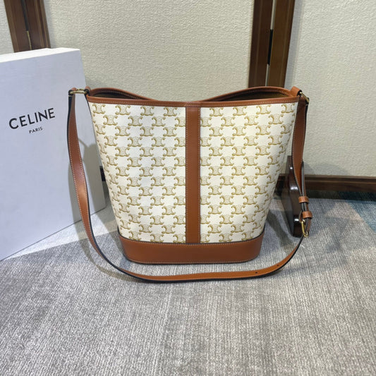 BUCKET 33 IN WHITE TRIOMPHE CANVAS AND BRONZE BROWN CALFSKIN TRIM