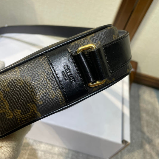 MEDIUM MESSENGER BAG 23 IN BLACK TRIOMPHE CANVAS WITH CELINE PRINT