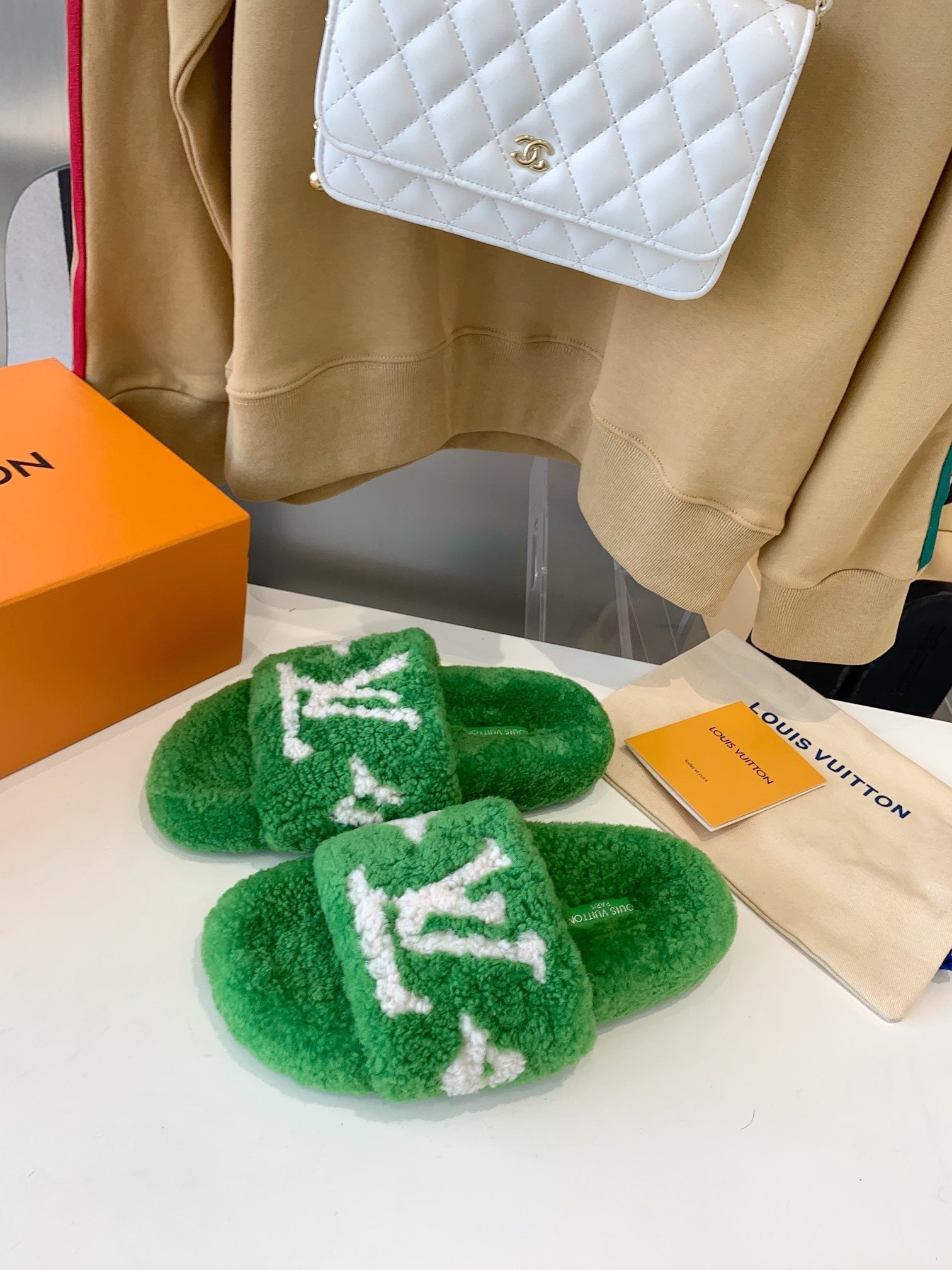 LV WOMEN'S PASEO FLAT SLIPPER IN GREEN FLEECE WITH WHITE LOGO