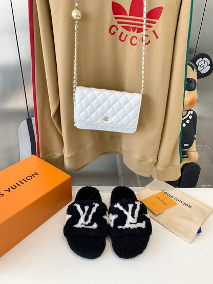 LV WOMEN'S PASEO FLAT SLIPPER IN BLACK FLEECE WITH WHITE LOGO