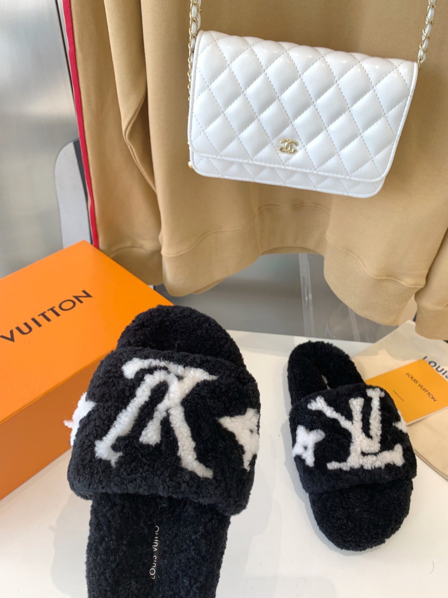 LV WOMEN'S PASEO FLAT SLIPPER IN BLACK FLEECE WITH WHITE LOGO