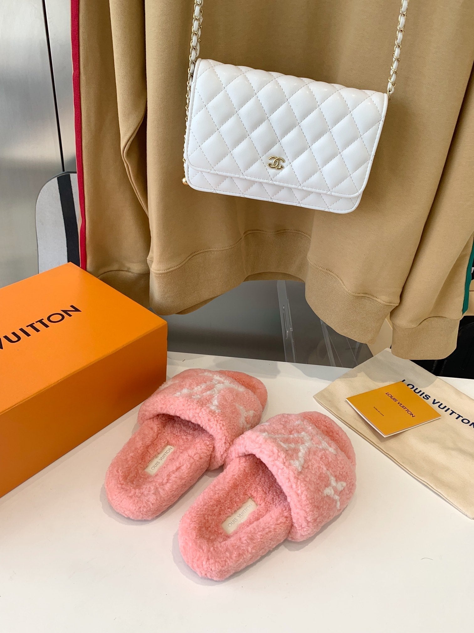 LV WOMEN'S PASEO FLAT SLIPPER IN LIGHT PINK FLEECE WITH WHITE LOGO