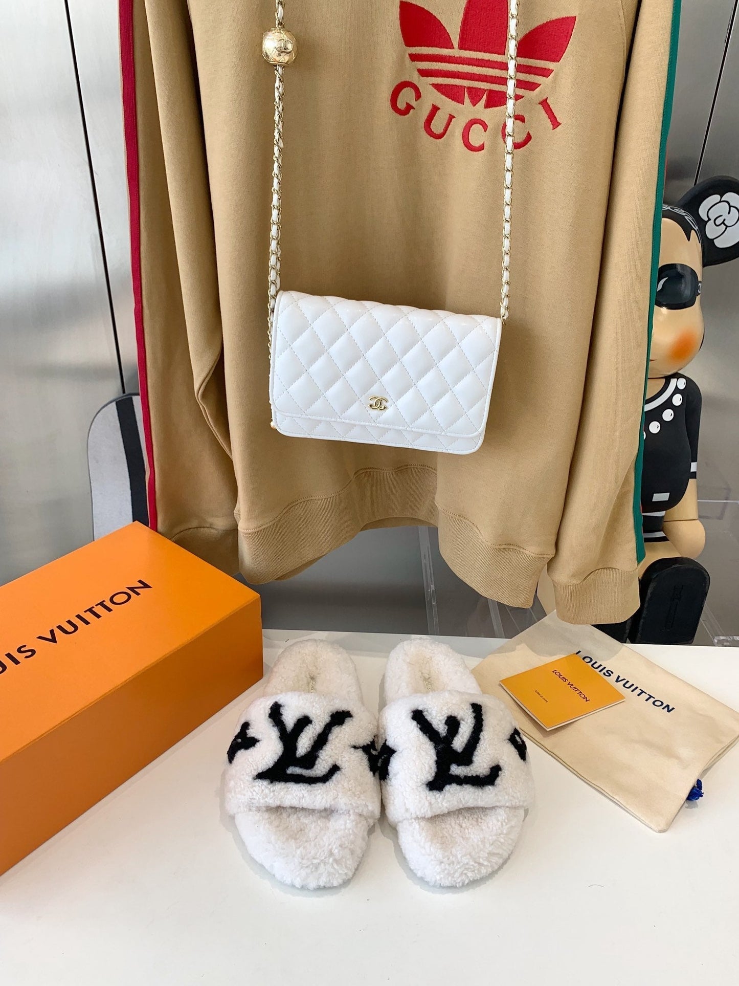 LV WOMEN'S PASEO FLAT SLIPPER IN WHITE FLEECE WITH BLACK LOGO