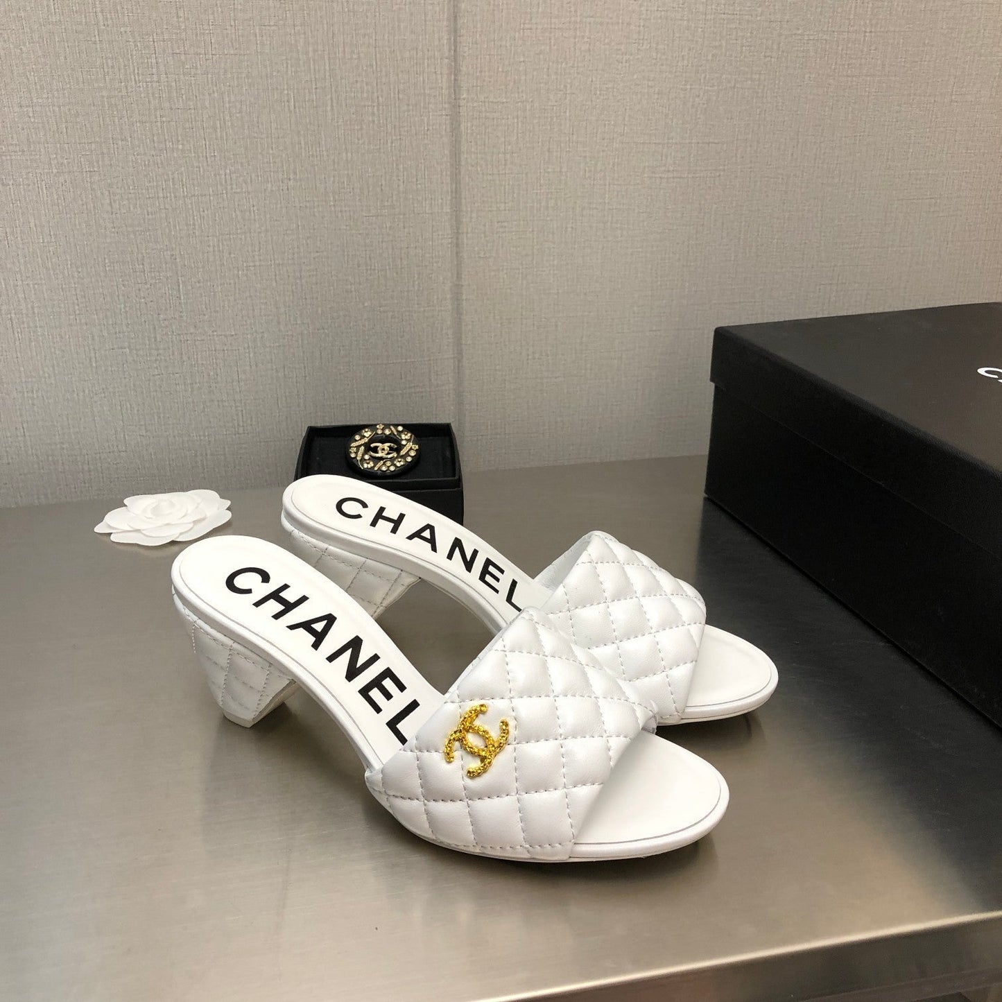 DIAMOND-QUILTED 6 CM SANDALS IN WHITE LAMBSKIN