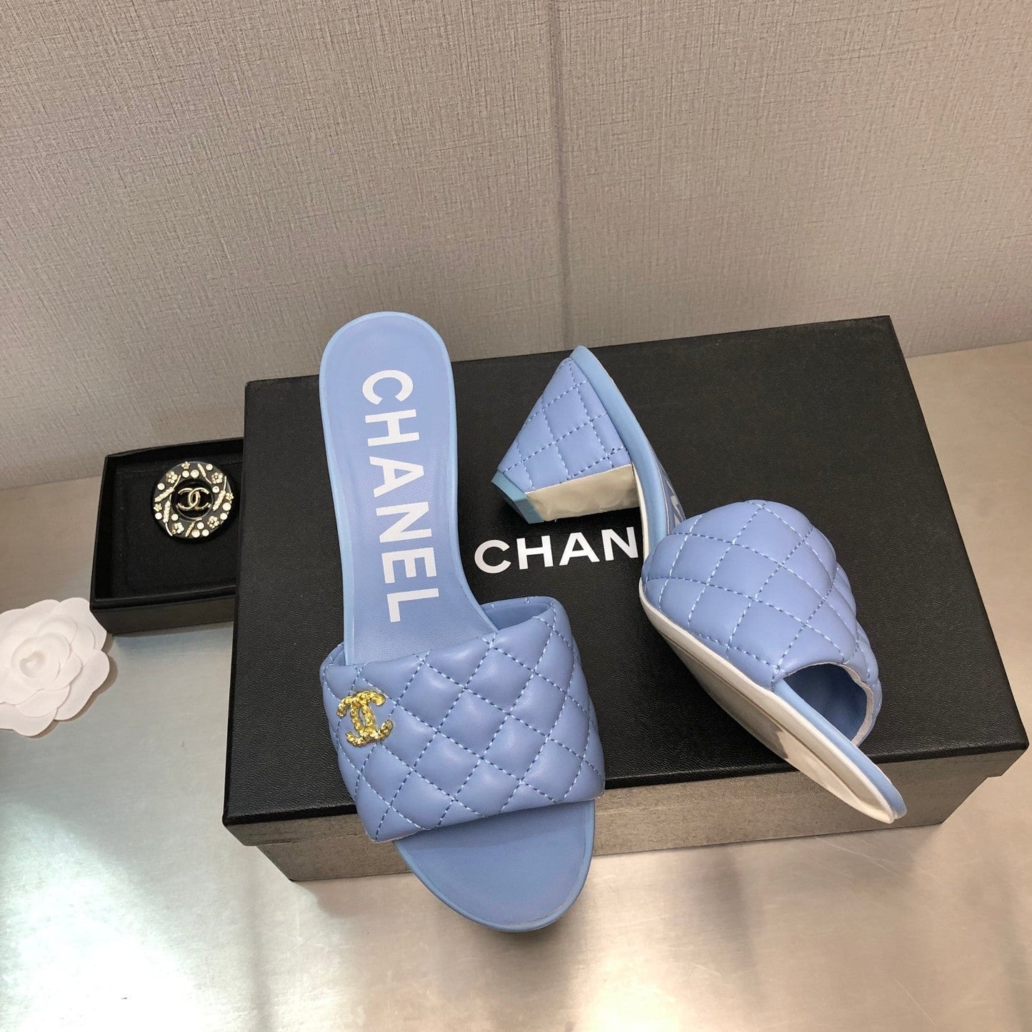 DIAMOND-QUILTED 6 CM SANDALS IN CAROLINA BLUE LAMBSKIN