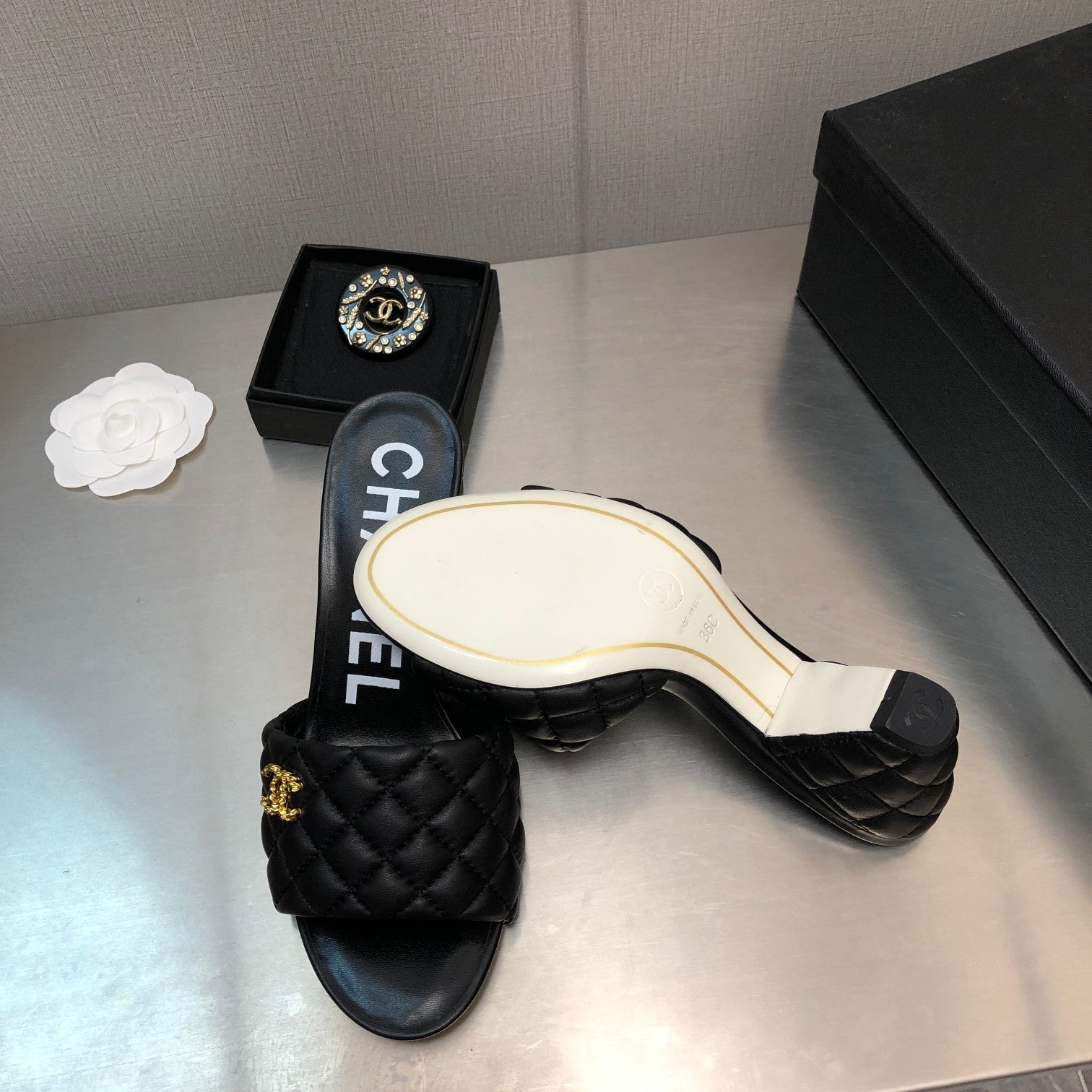 DIAMOND-QUILTED 6 CM SANDALS IN BLACK LAMBSKIN