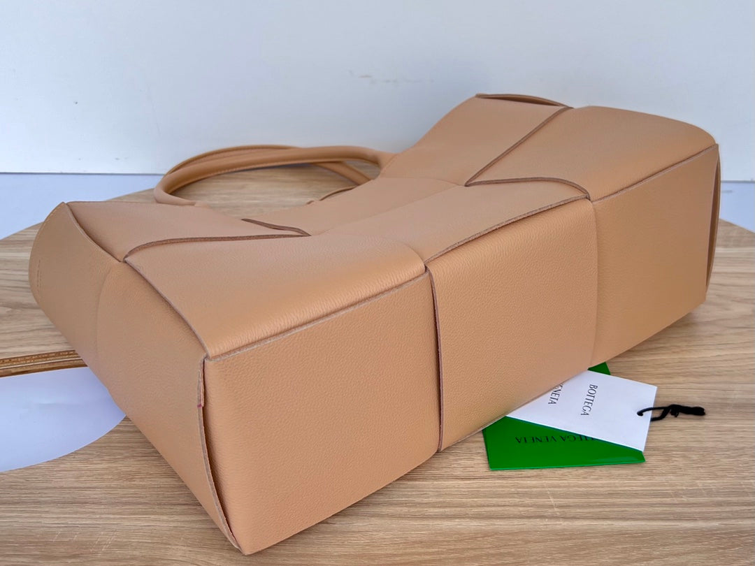 ARCO TOTE 36 IN TAN BROWN CALFSKIN