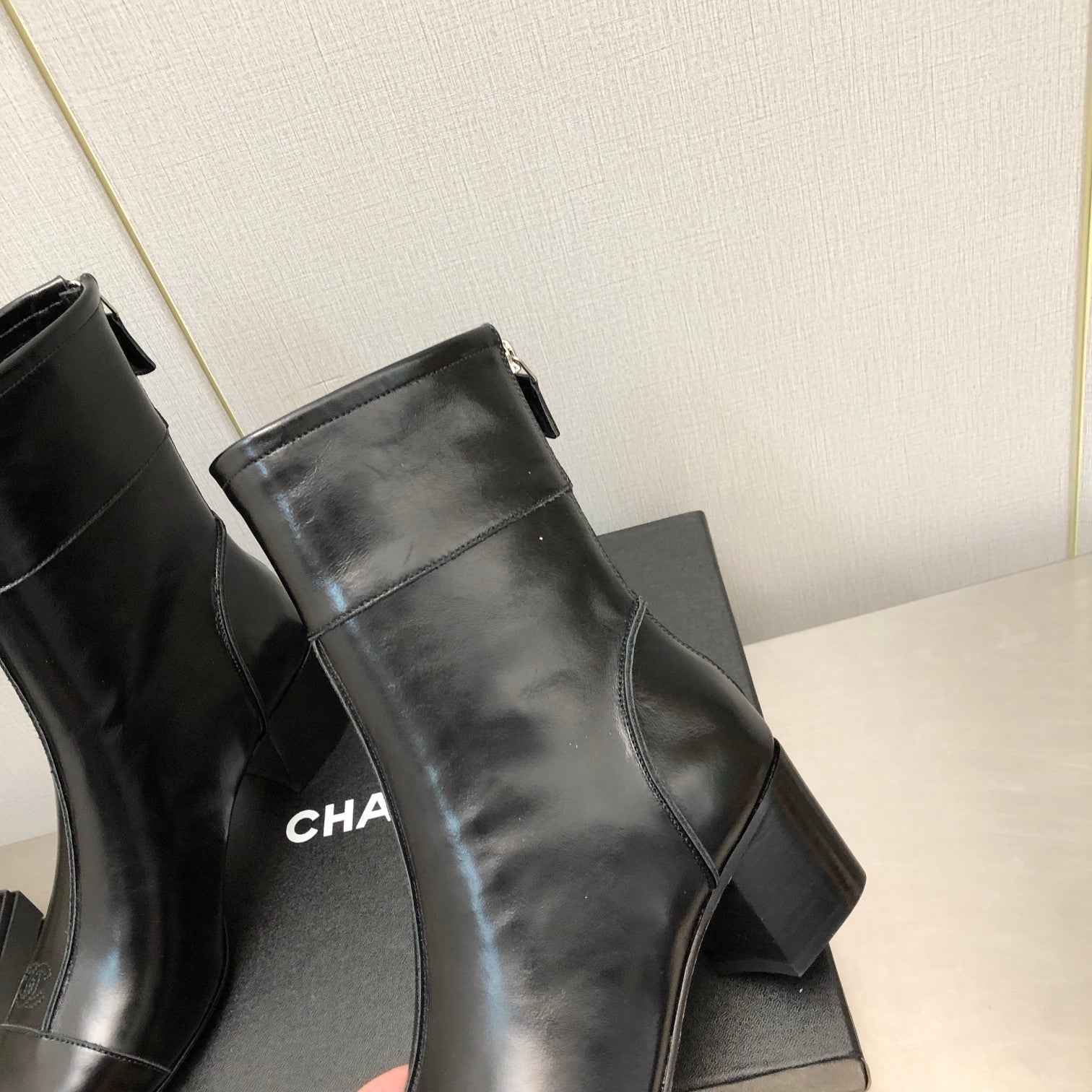 BLOCK HEEL ANKLE BOOTS IN BLACK CALFSKIN