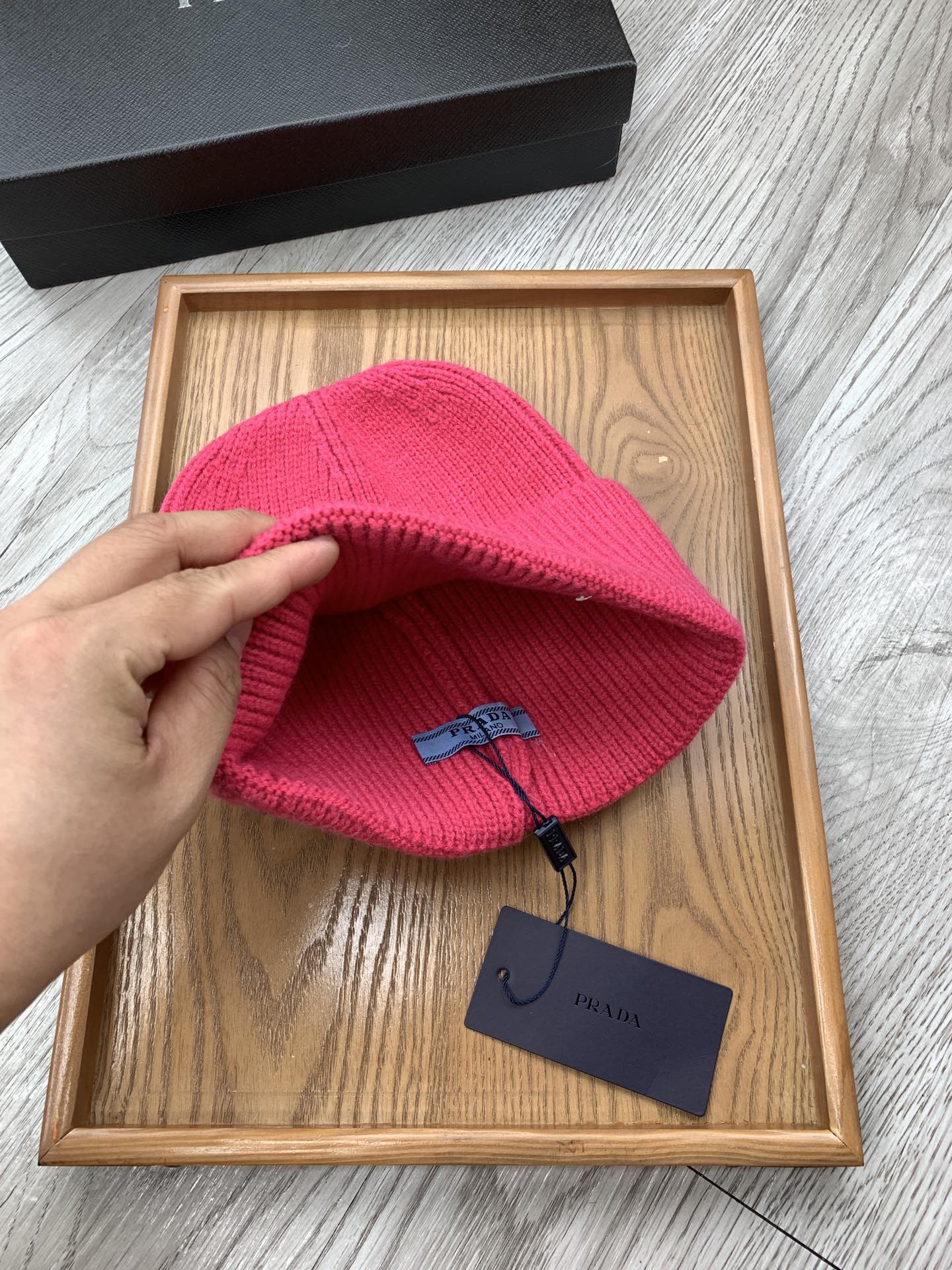 BEANIIE HAT IN BRIGHT PINK WOOL 335037