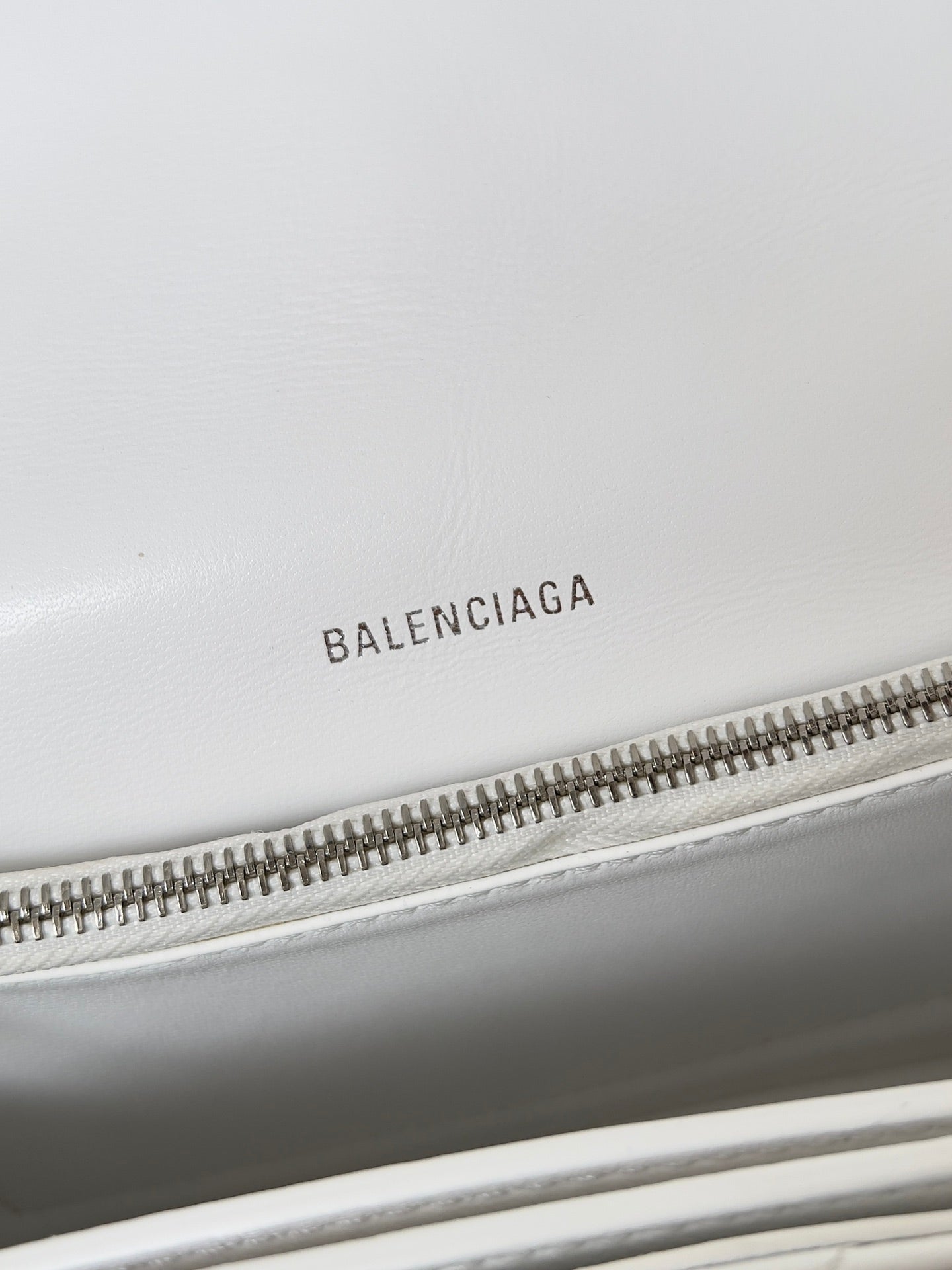 CRUSH CHAINED BAG 25 IN WHITE QUILTED CRUSHED CALFSKIN SILVER HARDWARE