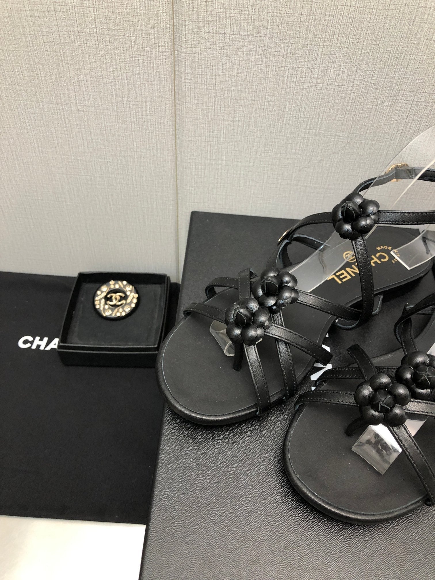 FLORAL FLAT SANDAL IN BLACK LAMBSKIN