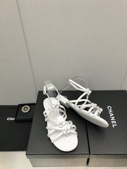 FLORAL FLAT SANDAL IN WHITE LAMBSKIN