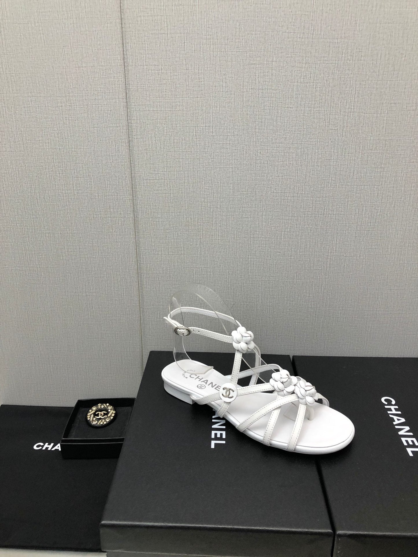 FLORAL FLAT SANDAL IN WHITE LAMBSKIN