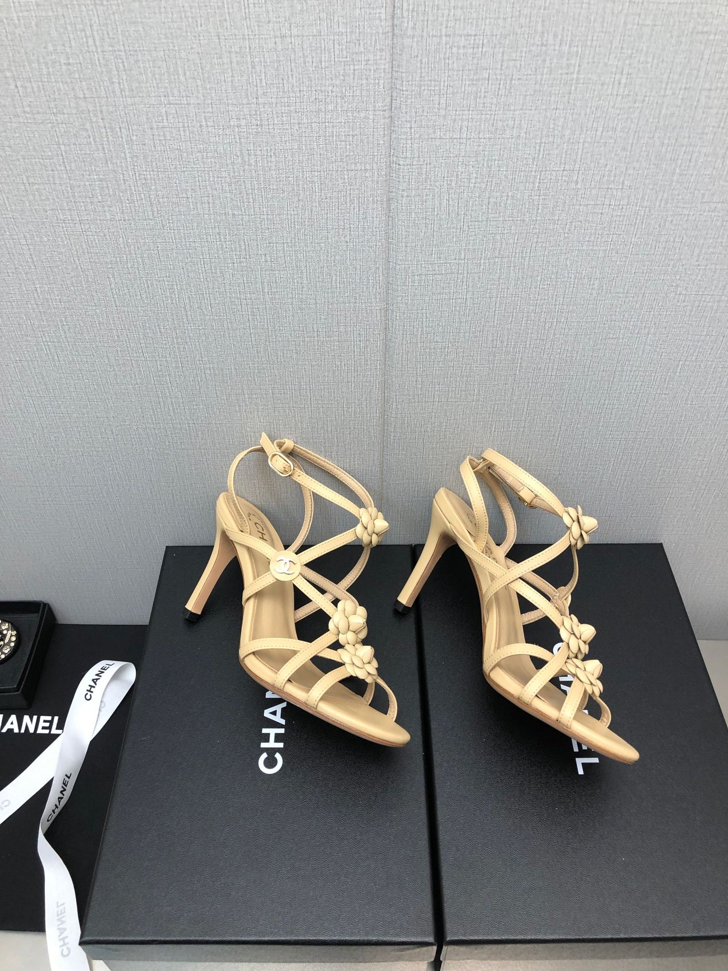 FLORAL HIGH HEEL SANDAL IN SAND YELLOW LAMBSKIN