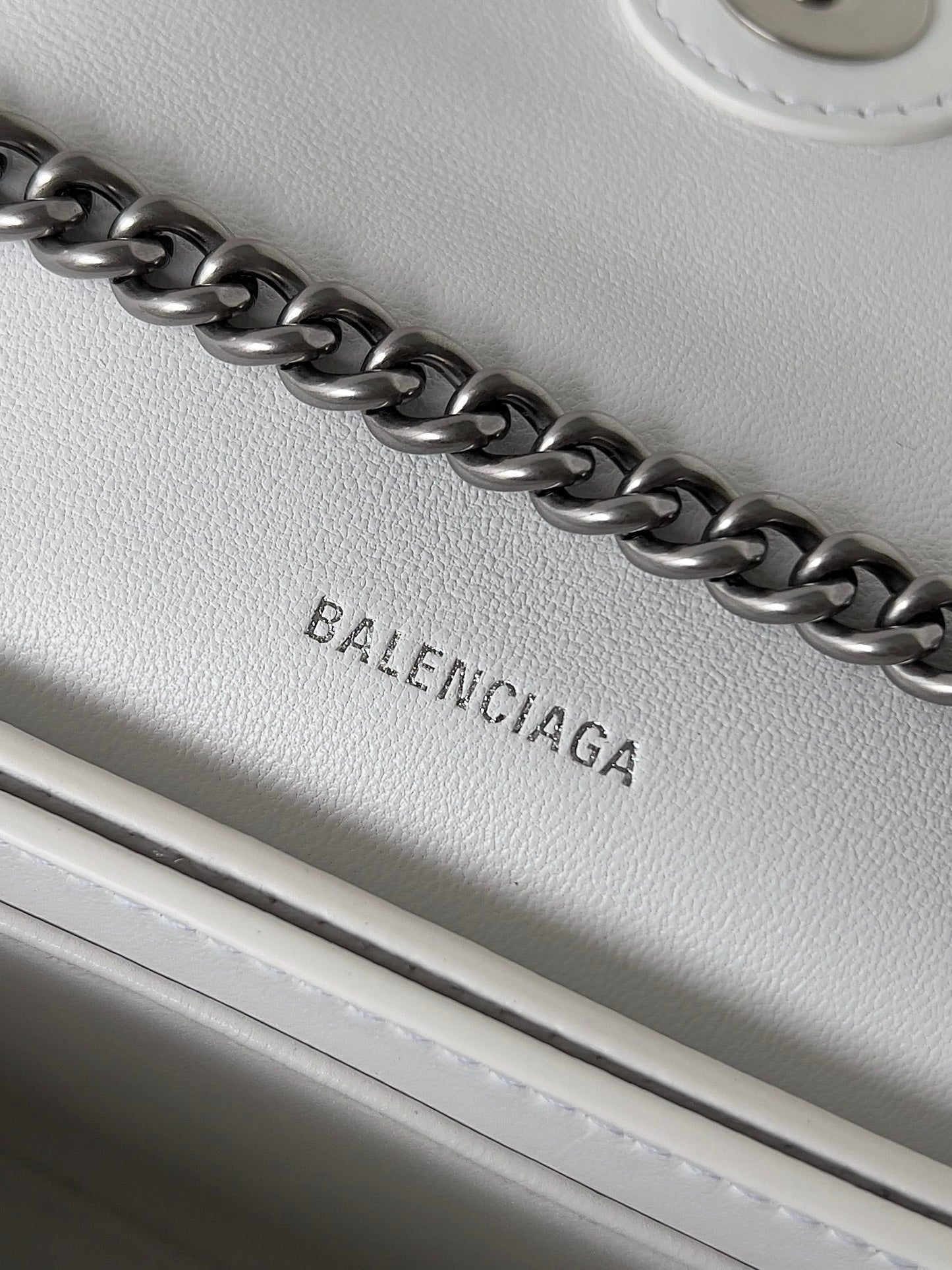 CRUSH CHAINED BAG 22 IN WHITE QUILTED CRUSHED CALFSKIN SILVER HARDWARE