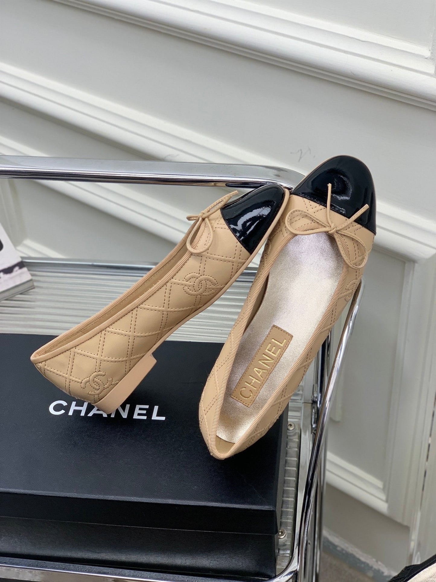 BALLET FLAT GLOSSY BLACK MIX BEIGE LAMBSKIN