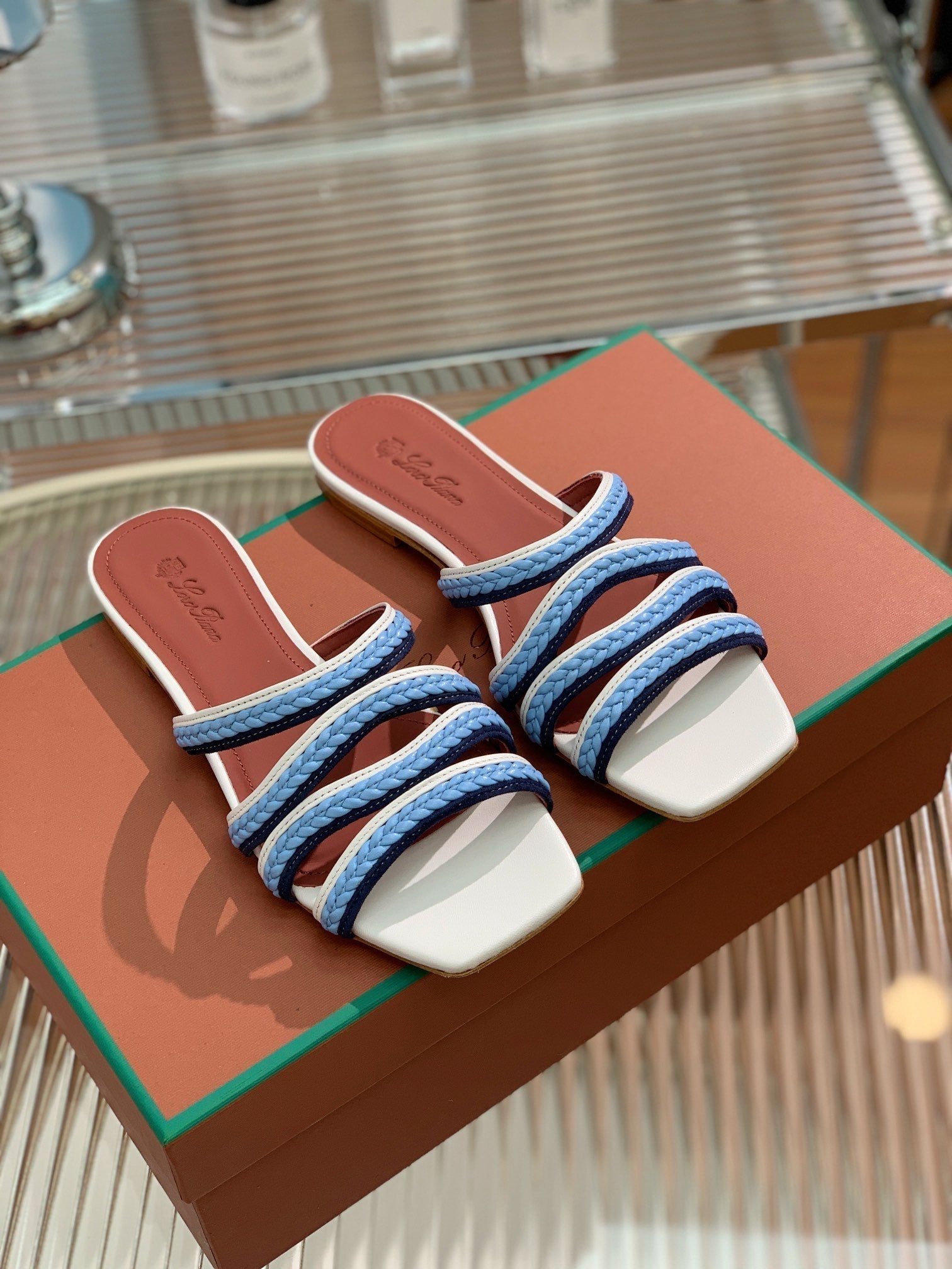 LP SPRIGHTLY CHARMS FLAT SANDAL SKY CALFSKIN