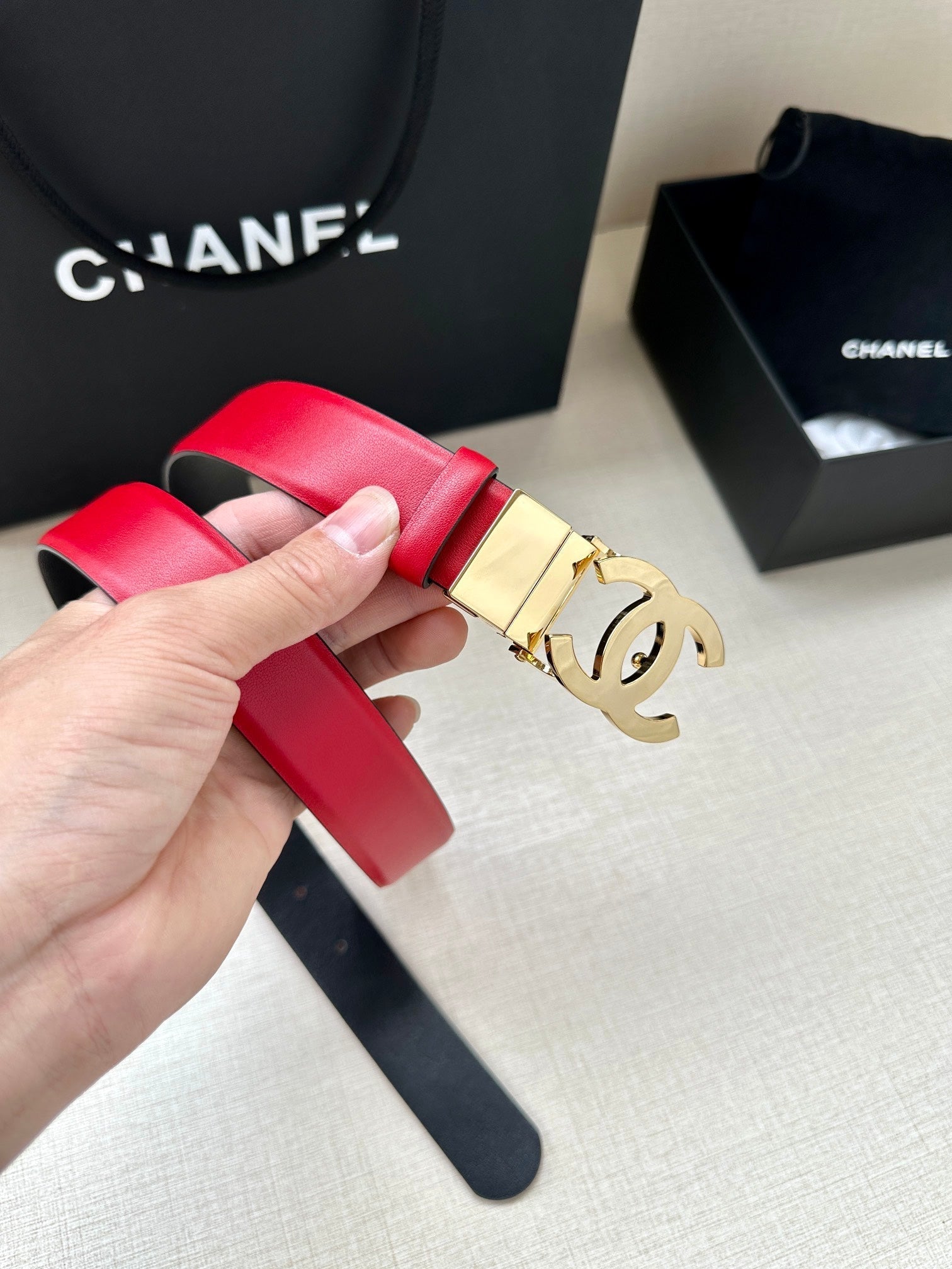 CC 30MM BELT IN CHERRY RED AND BLACK CALFSKIN WITH GOLD HARDWARE