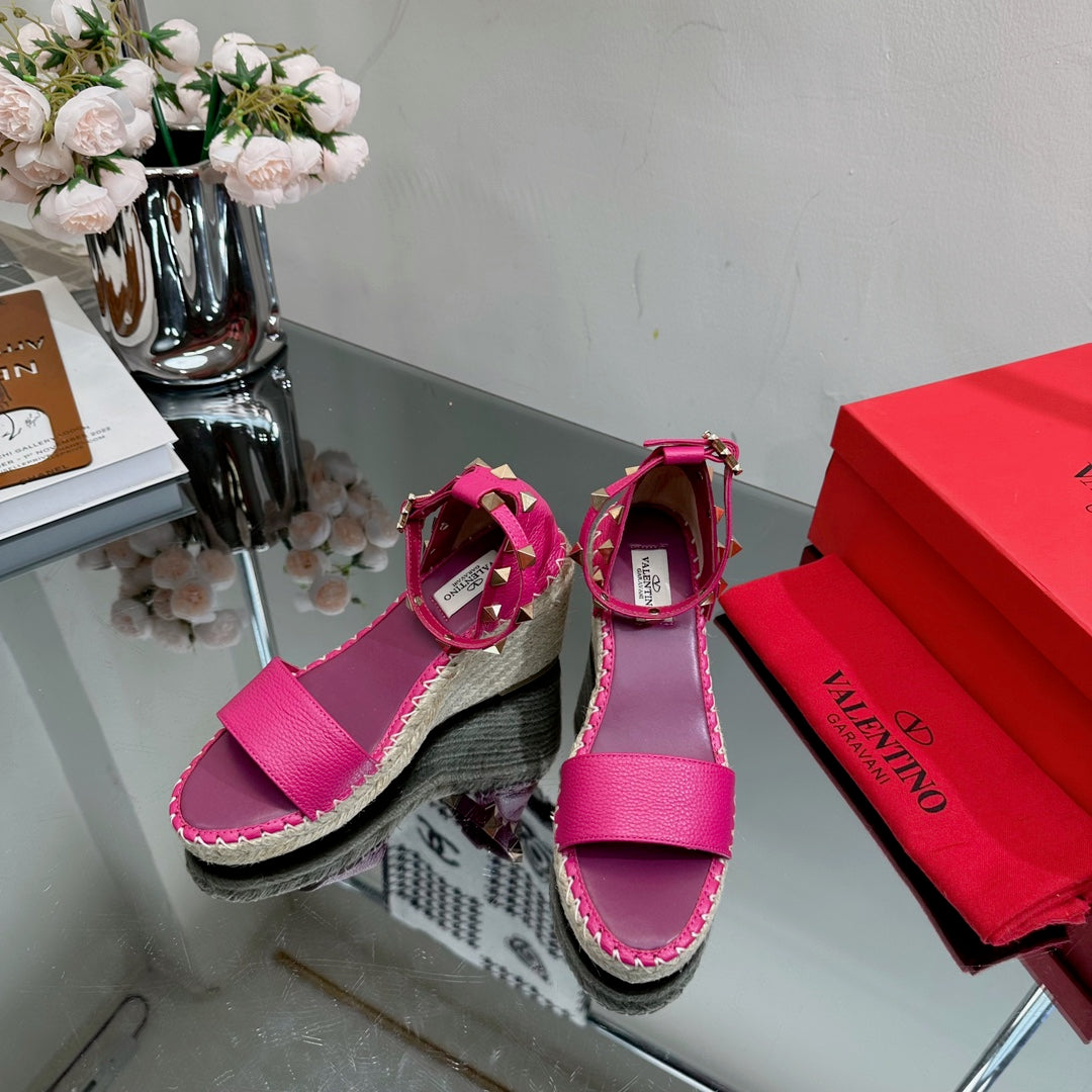 ROCKSTUD WEDGE 85 MM IN DEEP PINK CALFSKIN
