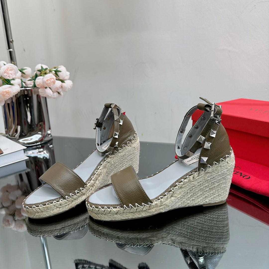 ROCKSTUD WEDGE 85 MM IN MOCHA BROWN CALFSKIN