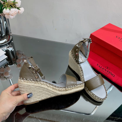 ROCKSTUD WEDGE 85 MM IN MOCHA BROWN CALFSKIN