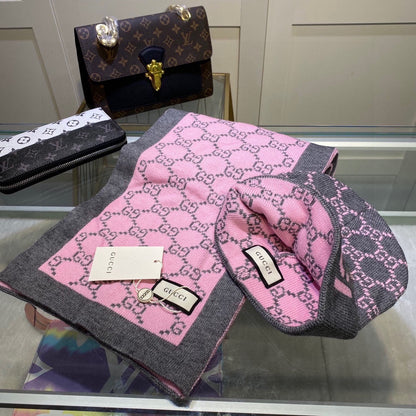 SET CLASSIC SCARF AND HAT IN BABY PINK MONOGRAM CASHMERE 200522