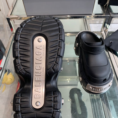HARDCROCS MULES IN BLACK RUBBER