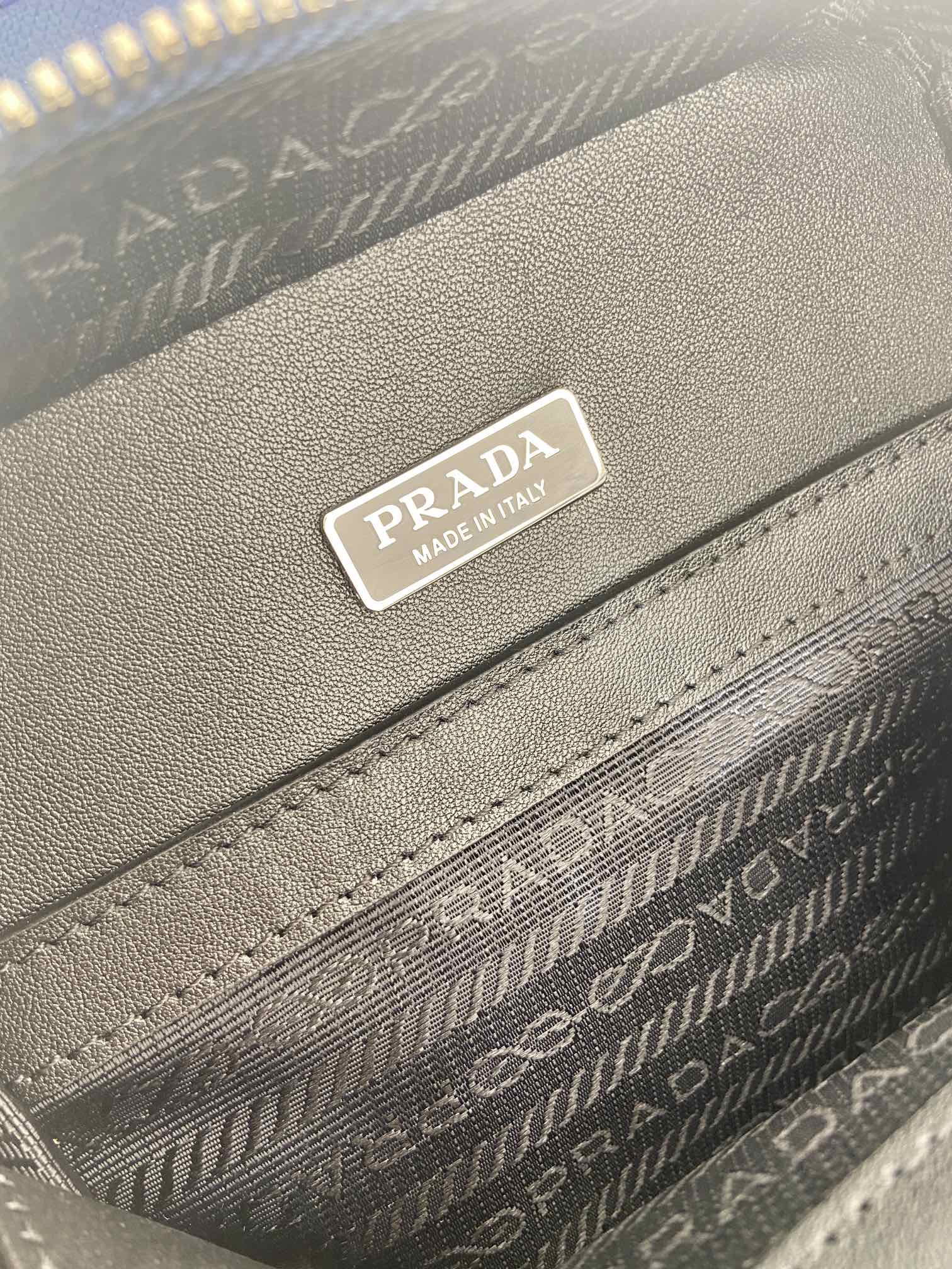 CHEST BAG 20 IN CLASSIC BLUE SAFFIANO LEATHER