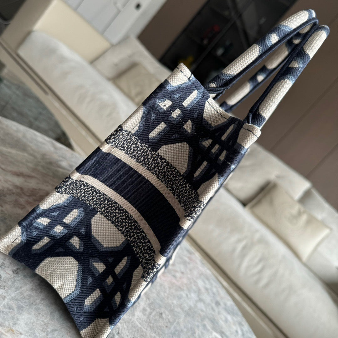 DIO Book Tote